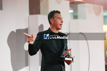2023-09-09 - Matteo Garrone poses with the Silver Lion for Best Director for film ‘Io Capitano’ at the winner's photocall at the 80th Venice International Film Festival on September 09, 2023 in Venice, Italy. ©Photo: Cinzia Camela. - WINNERS PHOTOCALL - THE 80TH VENICE INTERNATIONAL FILM FESTIVAL - NEWS - VIP