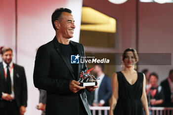 2023-09-09 - Matteo Garrone poses with the Silver Lion for Best Director for film ‘Io Capitano’ at the winner's photocall at the 80th Venice International Film Festival on September 09, 2023 in Venice, Italy. ©Photo: Cinzia Camela. - WINNERS PHOTOCALL - THE 80TH VENICE INTERNATIONAL FILM FESTIVAL - NEWS - VIP