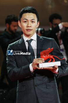 2023-09-09 - Lee Hong-Chi poses with the Lion of the Future - Luigi De Laurentiis Award for a Debut Film for film 'Love Is A Gun' at the winner's photocall at the 80th Venice International Film Festival on September 09, 2023 in Venice, Italy. ©Photo: Cinzia Camela. - WINNERS PHOTOCALL - THE 80TH VENICE INTERNATIONAL FILM FESTIVAL - NEWS - VIP