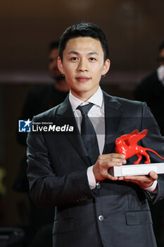 2023-09-09 - Lee Hong-Chi poses with the Lion of the Future - Luigi De Laurentiis Award for a Debut Film for film 'Love Is A Gun' at the winner's photocall at the 80th Venice International Film Festival on September 09, 2023 in Venice, Italy. ©Photo: Cinzia Camela. - WINNERS PHOTOCALL - THE 80TH VENICE INTERNATIONAL FILM FESTIVAL - NEWS - VIP