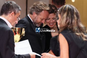 2023-09-09 - Peter Sarsgaard, Best Actor Award for 'Memory' and Maggie Gyllenhaal, at the winner's photocall at the 80th Venice International Film Festival on September 09, 2023 in Venice, Italy. ©Photo: Cinzia Camela. - WINNERS PHOTOCALL - THE 80TH VENICE INTERNATIONAL FILM FESTIVAL - NEWS - VIP