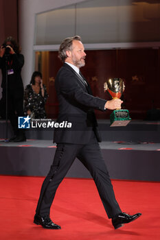 2023-09-09 - Peter Sarsgaard, the Best Actor Award for 'Memory' and at the winner's photocall at the 80th Venice International Film Festival on September 09, 2023 in Venice, Italy. ©Photo: Cinzia Camela. - WINNERS PHOTOCALL - THE 80TH VENICE INTERNATIONAL FILM FESTIVAL - NEWS - VIP