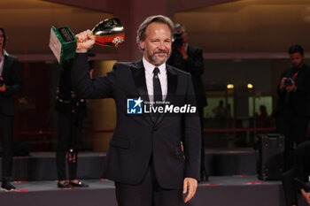 2023-09-09 - Peter Sarsgaard, the Best Actor Award for 'Memory' and at the winner's photocall at the 80th Venice International Film Festival on September 09, 2023 in Venice, Italy. ©Photo: Cinzia Camela. - WINNERS PHOTOCALL - THE 80TH VENICE INTERNATIONAL FILM FESTIVAL - NEWS - VIP