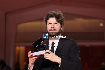 2023-09-09 - Alex Braverman poses with the Venice Classics Award for Best Documentary for 'Thank You Very Much' at the winner's photocall at the 80th Venice International Film Festival on September 09, 2023 in Venice, Italy. ©Photo: Cinzia Camela. - WINNERS PHOTOCALL - THE 80TH VENICE INTERNATIONAL FILM FESTIVAL - NEWS - VIP
