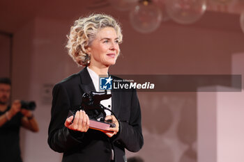 2023-09-09 - Margarita Rosa De Francisco poses with the award for Best Actress for film 'El Paraiso' at the winner's photocall at the 80th Venice International Film Festival on September 09, 2023 in Venice, Italy. ©Photo: Cinzia Camela. - WINNERS PHOTOCALL - THE 80TH VENICE INTERNATIONAL FILM FESTIVAL - NEWS - VIP