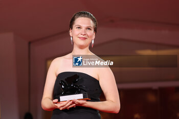 2023-09-09 - Celine Daemen poses with the Venice Immersive Grand Jury Prize Award for the movie 'Songs For A Passerby' at the winner's photocall at the 80th Venice International Film Festival on September 09, 2023 in Venice, Italy. ©Photo: Cinzia Camela. - WINNERS PHOTOCALL - THE 80TH VENICE INTERNATIONAL FILM FESTIVAL - NEWS - VIP