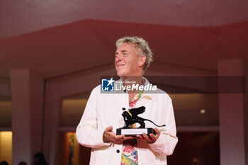 2023-09-09 - Adriaan Lokman poses with the Best Short Film Award for film 'A Short Trip' at the winner's photocall at the 80th Venice International Film Festival on September 09, 2023 in Venice, Italy. ©Photo: Cinzia Camela. - WINNERS PHOTOCALL - THE 80TH VENICE INTERNATIONAL FILM FESTIVAL - NEWS - VIP