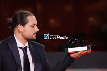 2023-09-09 - Alain Parroni poses with the Horizons Special Jury Prize Award for 'Una Sterminata Domenica' at the winner's photocall at the 80th Venice International Film Festival on September 09, 2023 in Venice, Italy. ©Photo: Cinzia Camela. - WINNERS PHOTOCALL - THE 80TH VENICE INTERNATIONAL FILM FESTIVAL - NEWS - VIP