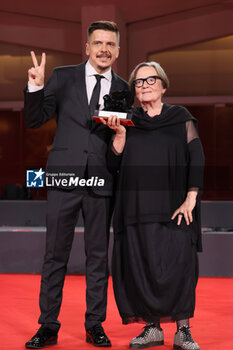 2023-09-09 - Marcin Wierzchoslawski and Agnieszka Holland pose with the Special Jury Prize Award for 'Green Border' at the winner's photocall at the 80th Venice International Film Festival on September 09, 2023 in Venice, Italy. ©Photo: Cinzia Camela. - WINNERS PHOTOCALL - THE 80TH VENICE INTERNATIONAL FILM FESTIVAL - NEWS - VIP