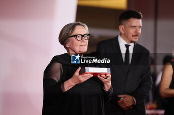 2023-09-09 - Agnieszka Holland poses with the Special Jury Prize Award for 'Green Border' at the winner's photocall at the 80th Venice International Film Festival on September 09, 2023 in Venice, Italy. ©Photo: Cinzia Camela. - WINNERS PHOTOCALL - THE 80TH VENICE INTERNATIONAL FILM FESTIVAL - NEWS - VIP