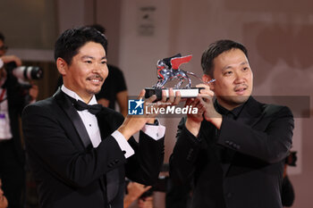 2023-09-09 - Hitoshi Omika and Ryusuke Hamaguchi pose with the Silver Lion Grand Jury Prize Award for 'Evil Does Not Exist' at the winner's photocall at the 80th Venice International Film Festival on September 09, 2023 in Venice, Italy. ©Photo: Cinzia Camela. - WINNERS PHOTOCALL - THE 80TH VENICE INTERNATIONAL FILM FESTIVAL - NEWS - VIP