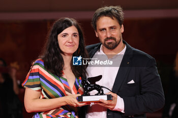 2023-09-09 - Julia Berkes and Gabor Reisz pose with the Horizons Best Film Award for 'Explanation For Everything' at the winner's photocall at the 80th Venice International Film Festival on September 09, 2023 in Venice, Italy. ©Photo: Cinzia Camela. - WINNERS PHOTOCALL - THE 80TH VENICE INTERNATIONAL FILM FESTIVAL - NEWS - VIP