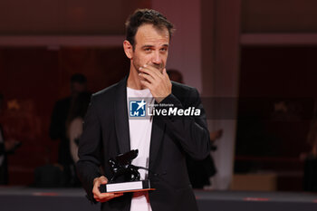 2023-09-09 - Erenik Beqiri poses with the Best Short Film Award for film 'A Short Trip' at the winner's photocall at the 80th Venice International Film Festival on September 09, 2023 in Venice, Italy. ©Photo: Cinzia Camela. - WINNERS PHOTOCALL - THE 80TH VENICE INTERNATIONAL FILM FESTIVAL - NEWS - VIP