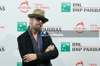 2023-10-19 - Dave Stewart attends the photocall of the movie “Who To Love” during the 18th Rome Film Festival at Auditorium Parco Della Musica on October 19, 2023 in Rome, Italy. - PHOTOCALL OF THE MOVIE “WHO TO LOVE” 18TH ROME FILM FESTIVAL AT AUDITORIUM PARCO DELLA MUSICA - NEWS - VIP