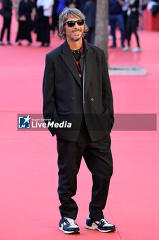 2023-10-19 - Pierpaolo Piccioli attends the red carpet of the movie “Mur” during the 18th Rome Film Festival at Auditorium Parco Della Musica on October 19, 2023 in Rome, Italy. - RED CARPET OF THE MOVIE “MUR” 18TH ROME FILM FESTIVAL AT AUDITORIUM PARCO DELLA MUSICA - NEWS - VIP