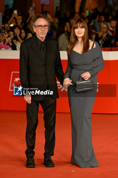 2023-10-19 - Tim Burton and Monica Bellucci attends the red carpet of the movie “Diabolik chi sei?” during the 18th Rome Film Festival at Auditorium Parco Della Musica on October 19, 2023 in Rome, Italy. - RED CARPET OF THE MOVIE “DIABOLIK CHI SEI?” 18TH ROME FILM FESTIVAL AT AUDITORIUM PARCO DELLA MUSICA - NEWS - VIP