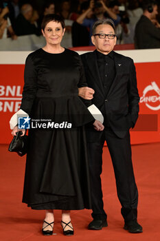 2023-10-19 - Italian director Roberta Torre and Japanese composer Shigeru Umebayashi attends the red carpet of the movie “Mi fanno male i capelli” during the 18th Rome Film Festival at Auditorium Parco Della Musica on October 19, 2023 in Rome, Italy. - RED CARPET OF THE MOVIE “MI FANNO MALE I CAPELLI” 18TH ROME FILM FESTIVAL - NEWS - VIP