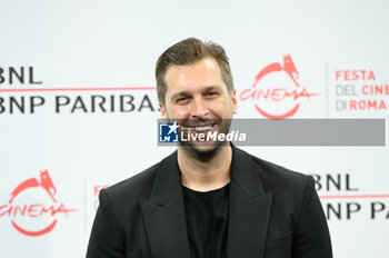 2023-10-20 - Director Yannis Dimolitsas attends the photocall of the movie “Maria Callas: Lettere e Memorie” during the 18th Rome Film Festival at Auditorium Parco Della Musica on October 20, 2023 in Rome, Italy. - PHOTOCALL OF THE MOVIE 