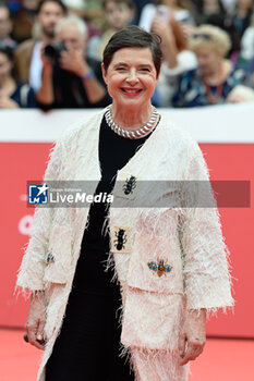 2023-10-20 - Isabella Rossellini attends the red carpet during the 18th Rome Film Festival at Auditorium Parco Della Musica on October 20, 2023 in Rome, Italy. - RED CARPET ISABELLA ROSSELLINI AND RENZO ARBORE 18TH ROME FILM FESTIVAL  - NEWS - VIP