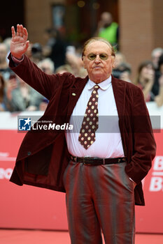 2023-10-20 - Renzo Arbore attends the red carpet during the 18th Rome Film Festival at Auditorium Parco Della Musica on October 20, 2023 in Rome, Italy. - RED CARPET ISABELLA ROSSELLINI AND RENZO ARBORE 18TH ROME FILM FESTIVAL  - NEWS - VIP