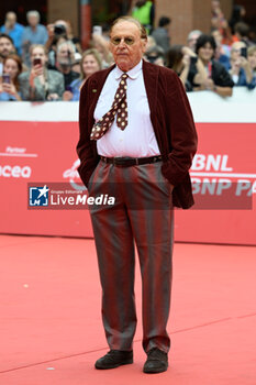 2023-10-20 - Renzo Arbore attends the red carpet during the 18th Rome Film Festival at Auditorium Parco Della Musica on October 20, 2023 in Rome, Italy. - RED CARPET ISABELLA ROSSELLINI AND RENZO ARBORE 18TH ROME FILM FESTIVAL  - NEWS - VIP