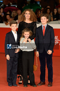 2023-10-20 - Ginevra Elkann and her children attends the red carpet of the movie “Te L’avevo Detto” during the 18th Rome Film Festival at Auditorium Parco Della Musica on October 20, 2023 in Rome, Italy. - RED CARPET OF THE MOVIE “TE L’AVEVO DETTO” 18TH ROME FILM FESTIVAL - NEWS - VIP