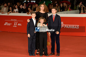 2023-10-20 - Ginevra Elkann and her children attends the red carpet of the movie “Te L’avevo Detto” during the 18th Rome Film Festival at Auditorium Parco Della Musica on October 20, 2023 in Rome, Italy. - RED CARPET OF THE MOVIE “TE L’AVEVO DETTO” 18TH ROME FILM FESTIVAL - NEWS - VIP