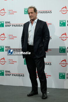 2023-10-25 - Vincent Lindon attends the photocall of the movie “Comme un Fils (Like a Son)” during the 18th Rome Film Festival at Auditorium Parco Della Musica on October 25, 2023 in Rome, Italy. - PHOTOCALL OF THE MOVIE “COMME UN FILS (LIKE A SON)” 18TH ROME FILM FESTIVAL - NEWS - VIP