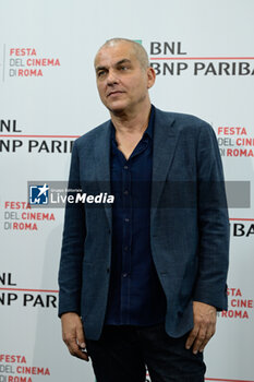 2023-10-25 - Nicolas Boukhrief attends the photocall of the movie “Comme un Fils (Like a Son)” during the 18th Rome Film Festival at Auditorium Parco Della Musica on October 25, 2023 in Rome, Italy. - PHOTOCALL OF THE MOVIE “COMME UN FILS (LIKE A SON)” 18TH ROME FILM FESTIVAL - NEWS - VIP