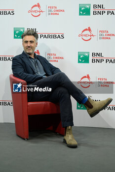 2023-10-25 - William Oldroy attends the photocall of the movie “Eileen” during the 18th Rome Film Festival at Auditorium Parco Della Musica on October 25, 2023 in Rome, Italy. - PHOTOCALL OF THE MOVIE “EILEEN” 18TH ROME FILM FESTIVAL - NEWS - VIP