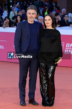 2023-10-25 - William Oldroyd and guest attends a red carpet for the movie “Eileen” during the 18th Rome Film Festival at Auditorium Parco Della Musica on October 25, 2023 in Rome, Italy. - RED CARPET OF THE MOVIE “EILEEN” 18TH ROME FILM FESTIVAL - NEWS - VIP