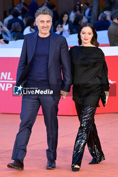 2023-10-25 - William Oldroyd and guest attends a red carpet for the movie “Eileen” during the 18th Rome Film Festival at Auditorium Parco Della Musica on October 25, 2023 in Rome, Italy. - RED CARPET OF THE MOVIE “EILEEN” 18TH ROME FILM FESTIVAL - NEWS - VIP