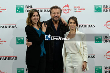 2023-10-27 - Caterina Carone, Christian De Sica and Teresa Saponangelo attends the photocall of the movie “I Limoni d’Inverno” during the 18th Rome Film Festival at Auditorium Parco Della Musica on October 27, 2023 in Rome, Italy. - PHOTOCALL OF THE MOVIE “I LIMONI D’INVERNO” 18TH ROME FILM FESTIVALA - NEWS - VIP