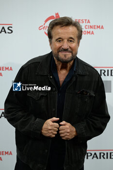 2023-10-27 - Christian De Sica attends the photocall of the movie “I Limoni d’Inverno” during the 18th Rome Film Festival at Auditorium Parco Della Musica on October 27, 2023 in Rome, Italy. - PHOTOCALL OF THE MOVIE “I LIMONI D’INVERNO” 18TH ROME FILM FESTIVALA - NEWS - VIP