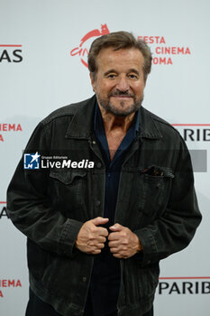 2023-10-27 - Christian De Sica attends the photocall of the movie “I Limoni d’Inverno” during the 18th Rome Film Festival at Auditorium Parco Della Musica on October 27, 2023 in Rome, Italy. - PHOTOCALL OF THE MOVIE “I LIMONI D’INVERNO” 18TH ROME FILM FESTIVALA - NEWS - VIP
