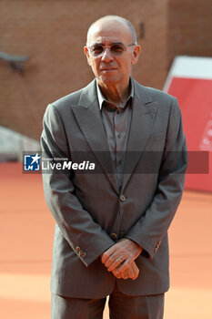 2023-10-27 - Giuseppe Tornatore attends a red carpet during the 18th Rome Film Festival at Auditorium Parco Della Musica on October 27, 2023 in Rome, Italy. - RED CARPET OF GIUSEPPE TORNATORE 18TH ROME FILM FESTIVAL - NEWS - VIP