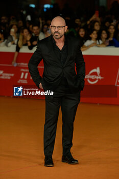 2023-10-28 - Raiz attends the photocall of the movie “Mare Fuori 4” during the 18th Rome Film Festival at Auditorium Parco Della Musica on October 28, 2023 in Rome, Italy. - RED CARPET OF THE MOVIE “MARE FUORI 4” 18TH ROME FILM FESTIVAL - NEWS - VIP