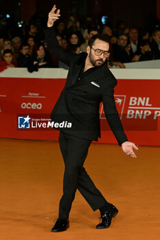 2023-10-28 - Jeremy Piven attends the Red Carpet of the movie “The Performance” during the 18th Rome Film Festival at Auditorium Parco Della Musica on October 28, 2023 in Rome, Italy. - RED CARPET OF THE MOVIE “THE PERFORMANCE” 18TH ROME FILM FESTIVAL  - NEWS - VIP