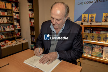 2023-11-23 - Gerry Scotti signs his book in Galleria Rizzoli in Milan - PRESENTATION OF THE NEW BOOK BY GERRY SCOTTI - NEWS - VIP