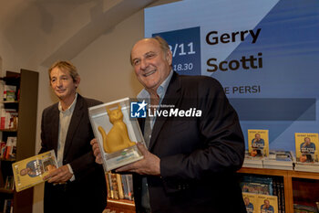 2023-11-23 - Gerry Scotti with Aldo Vitali and the prize in Galleria Rizzoli in Milan - PRESENTATION OF THE NEW BOOK BY GERRY SCOTTI - NEWS - VIP