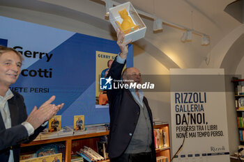 2023-11-23 - Gerry Scotti with the award in hand in Galleria Rizzoli in Milan - PRESENTATION OF THE NEW BOOK BY GERRY SCOTTI - NEWS - VIP