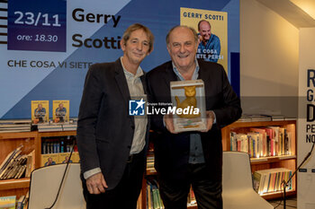2023-11-23 - Gerry Scotti and Aldo Vitali with the award in hand in Galleria Rizzoli in Milan - PRESENTATION OF THE NEW BOOK BY GERRY SCOTTI - NEWS - VIP