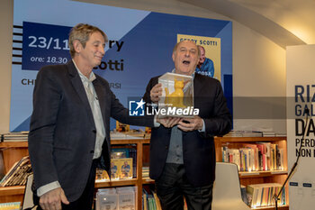 2023-11-23 - Gerry Scotti and Aldo Vitali with the award in hand in Galleria Rizzoli in Milan - PRESENTATION OF THE NEW BOOK BY GERRY SCOTTI - NEWS - VIP