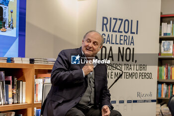 2023-11-23 - Gerry Scotti during the presentation of the book in Galleria Rizzoli in Milan - PRESENTATION OF THE NEW BOOK BY GERRY SCOTTI - NEWS - VIP