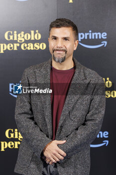 2023-12-12 - Eros Puglielli during the Photocall “ Gigolo per Caso”, on 12 December 2023 at the CINEMA QUATTRO FONTANE, Rome, Italy. - PHOTOCALL “ GIGOLO PER CASO” - NEWS - VIP