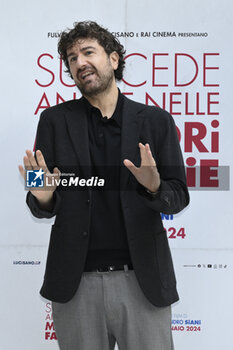 2023-12-20 - Alessandro Siani during the Photocall of the movie “SUCCEDE ANCHE NELLE MIGLIORI FAMIGLIE”, 20 December 2023 at the Hotel Visconti in Rome, Italy. - PHOTOCALL - SUCCEDE ANCHE NELLE MIGLIORI FAMIGLIE  - NEWS - VIP