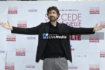 2023-12-20 - Alessandro Siani during the Photocall of the movie “SUCCEDE ANCHE NELLE MIGLIORI FAMIGLIE”, 20 December 2023 at the Hotel Visconti in Rome, Italy. - PHOTOCALL - SUCCEDE ANCHE NELLE MIGLIORI FAMIGLIE  - NEWS - VIP