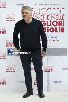 2023-12-20 - Dino Abbrescia during the Photocall of the movie “SUCCEDE ANCHE NELLE MIGLIORI FAMIGLIE”, 20 December 2023 at the Hotel Visconti in Rome, Italy. - PHOTOCALL - SUCCEDE ANCHE NELLE MIGLIORI FAMIGLIE  - NEWS - VIP