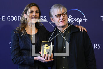 2023-04-04 - Elisa Amoruso and Julian Jarrold during the Photocall of The Good Mothers at The Space Cinema Moderno, 4th April 2023, Rome, Italy - PHOTOCALL THE GOOD MOTHERS - REPORTAGE - VIP