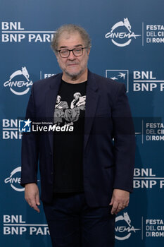 2024-10-16 - Andrea Pennacchi attends the Photocall of the movie “Berlinguer. La grande Ambizione ” during the 19th Rome Film Festival at Auditorium Parco Della Musica on October 16, 2024 in Rome, Italy. - FESTA DEL CINEMA ROMA PHOTOCALL BERLINGUER. LA GRANDE AMBIZIONE - NEWS - ENVIRONMENT